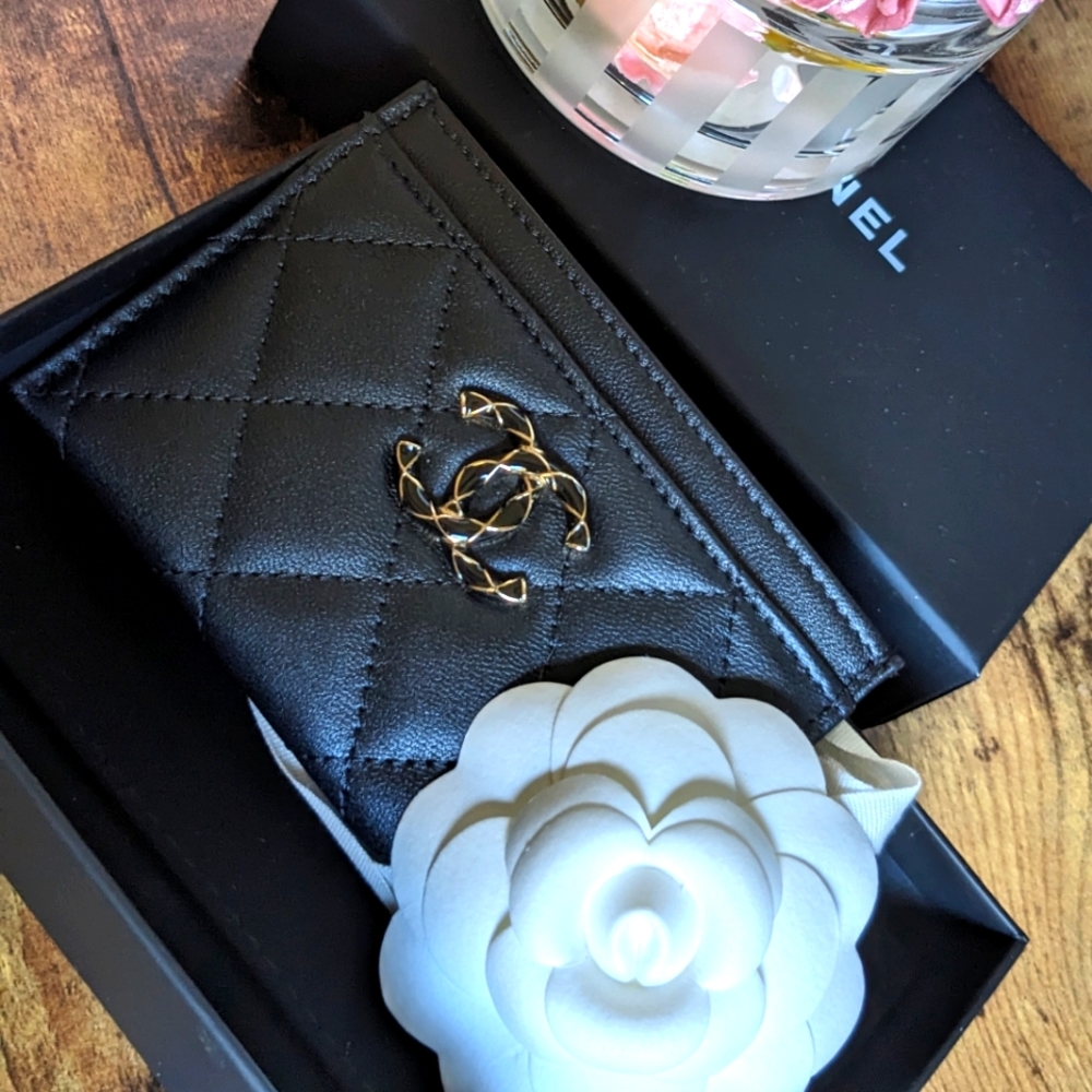 CHANEL 23K black flat cardholder